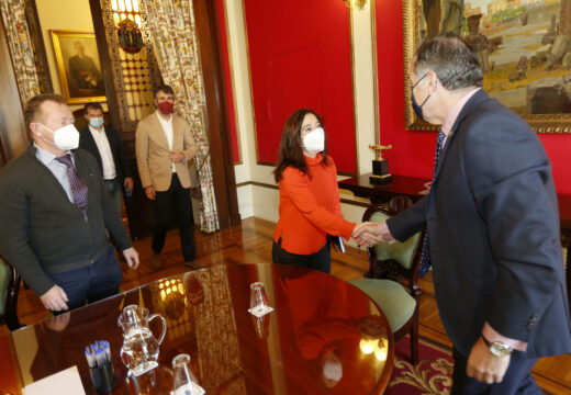 Inés Rey reúnese coa directiva da Asociación de Usuarios do Porto (Ausport)